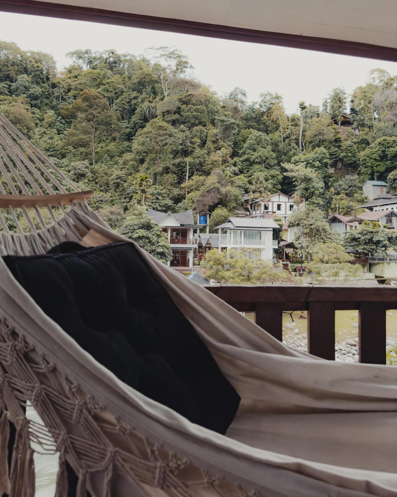 Charlys Little House Hotel Bukit Lawang Exterior photo