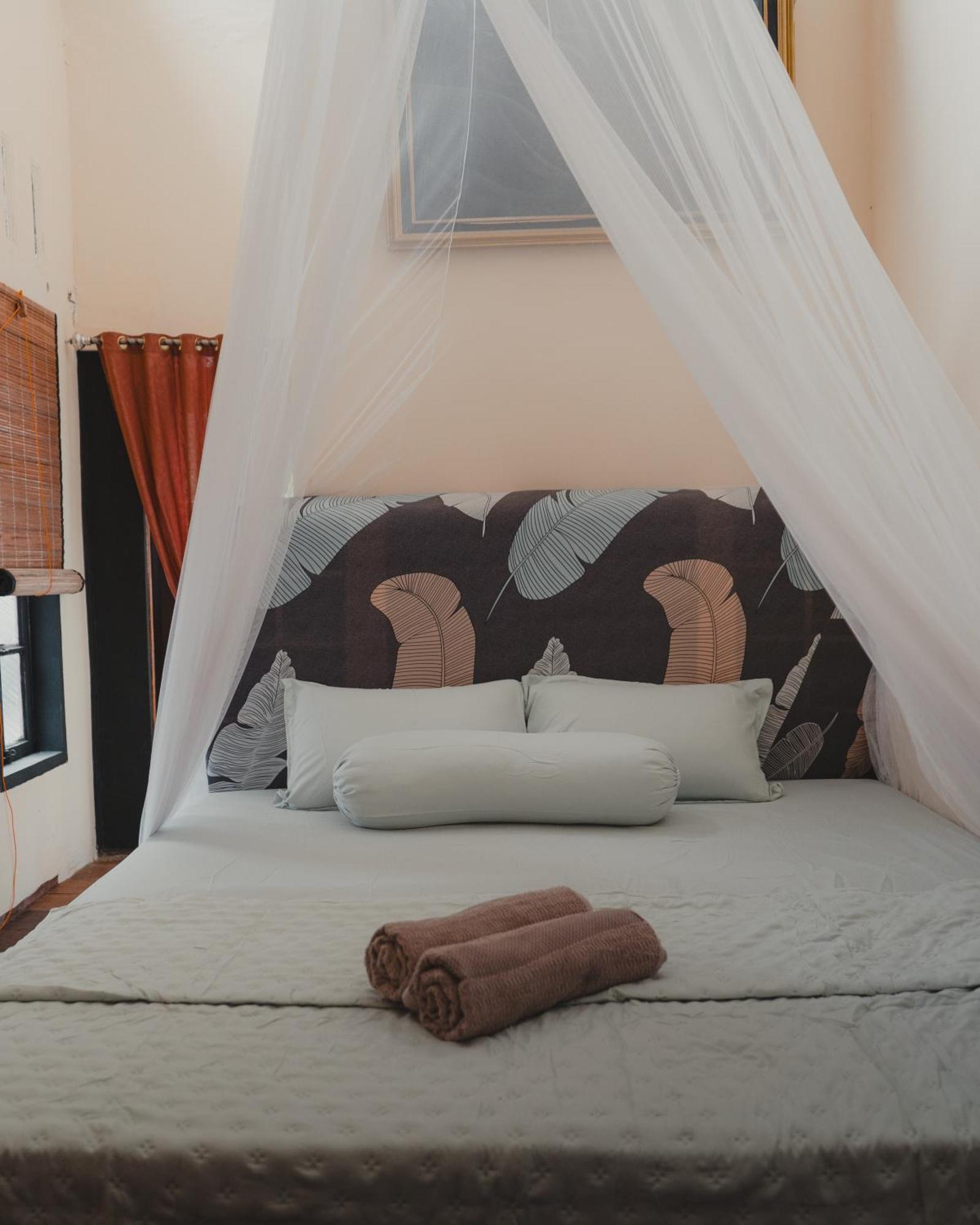 Charlys Little House Hotel Bukit Lawang Exterior photo